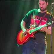 Clases de guitarra eléctrica y acústica enfocadas en rock y pop. Aprende tocando canciones desde 0 Presencial u online.
